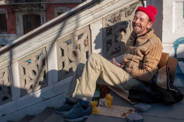 Bari, la storia di "Marco buongiorno": il clochard che saluta tutti con un sorriso